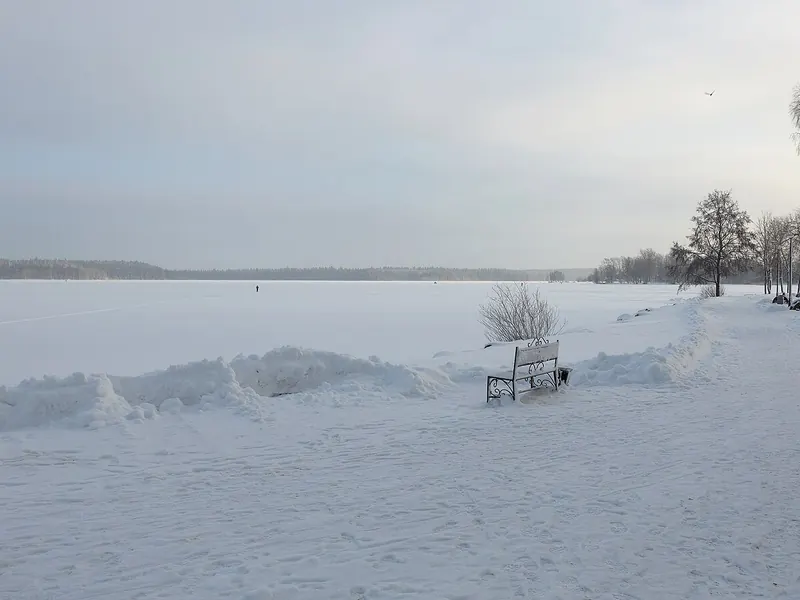 Валдайское озеро зимой, снег на берегу